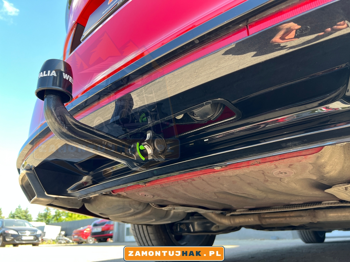 Zbliżenie na hak holowniczy na Skodzie Octavii IV RS, pokazujące złącze elektryczne i głowicę kulową